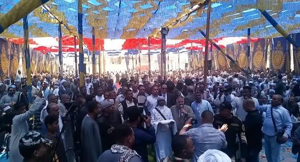 محافظ أسوان يشهد مراسم إتمام الصلح بين آل سيد محمد إبراهيم بالكاجوج ، وآل قوى بسلوا قبلى بمركز كوم أمبو 