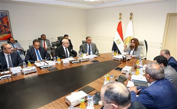 وزيرة التنمية المحلية تترأس اجتماع لجنة تراخيص المحال العامة لتيسير الإجراءات على المواطنين بالمحافظات