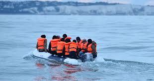 بريطانيا وفرنسا تتفقان على خطة جديدة لاحتجاز وترحيل طالبي اللجوء للحد من عبور القنال الإنجليزي 