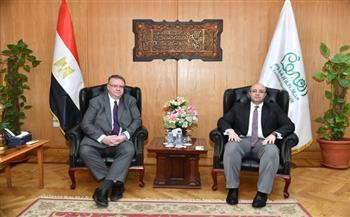 محافظ الفيوم يناقش آليات مجابهة عمل الأطفال والتمكين الاقتصادي لأسرهم