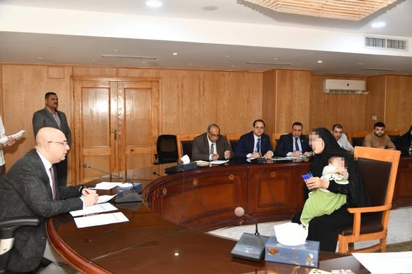 محافظ الفيوم يوجه بإجراء تدخلات الحماية الاجتماعية لعدد من الحالات الأولى بالرعاية 