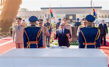 بمناسبة ذكرى تحرير سيناء.. الرئيس السيسي يضع إكليلًا من الزهور على قبر الجندي المجهول 