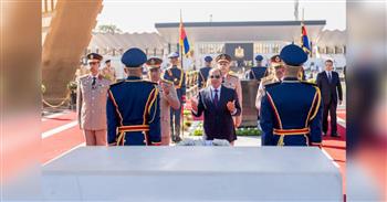 الرئيس السيسي يضع إكليلي الزهور على نصب الشهداء وقبر السادات بذكرى تحرير سيناء الـ44