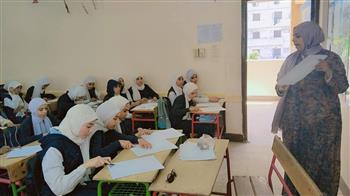 ورشة فنون تشكيلية بمدرسة بني مر الإعدادية بنات لتنمية الإبداع الفني للطالبات