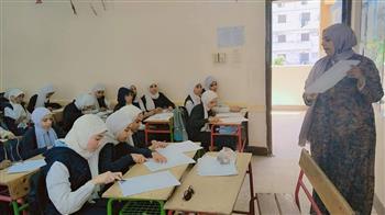 ورشة فنون تشكيلية بمدرسة بني مر الإعدادية بنات لتنمية الإبداع الفني للطالبات 