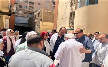نائب وزير الصحة يُجري جولة تفقدية بالإسكندرية ويحيل قيادات للتحقيق ويكافئ الأطقم المتميزة