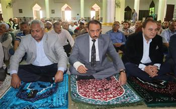 محافظ سوهاج يؤدي صلاة الجمعة بمسجد الشرطة بحي شرق 