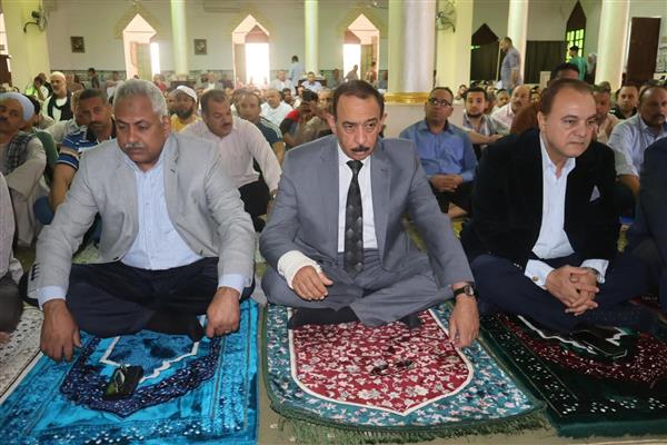 محافظ سوهاج يؤدي صلاة الجمعة بمسجد الشرطة بحي شرق 