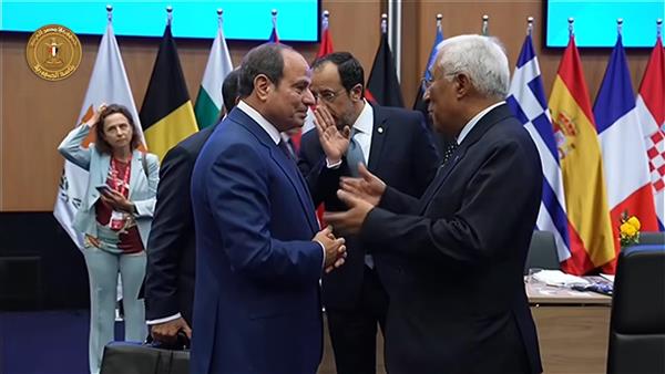 الرئيس السيسي يتبادل المصافحة مع عدد من القادة المشاركين في أعمال الاجتماع التشاوري 