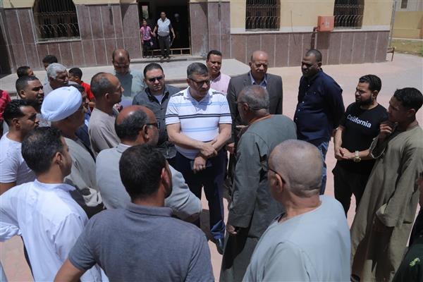 محافظ قنا يجري جولة بمدينة قنا الجديدة لتفقد مجمع المواقف والمزلقان ويعقد لقاءً مفتوحًا مع عدد من القاطنين 