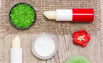 بخطوات بسيطة.. اصنعي برايمر شفاه طبيعي يضاعف ثبات الروج