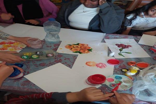 ورشة فنون تشكيلية لرسم الزهور بمكتبة العبور الثقافية 