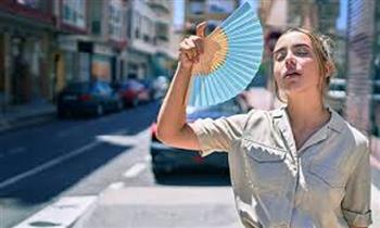 كيف يستجيب الجسم تدريجيًا لتغير الطقس قبل اشتداد الحر؟.. خبير المناعة يوضح | خاص