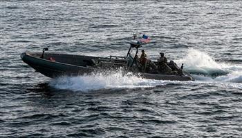 التلفزيون الإيراني: سنرد على القوات الأمريكية إذا استمرت في حصارها وقرصنتها بالمنطقة