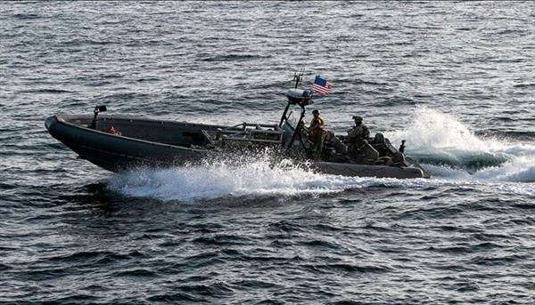 التلفزيون الإيراني: سنرد على القوات الأمريكية إذا استمرت في حصارها وقرصنتها بالمنطقة 