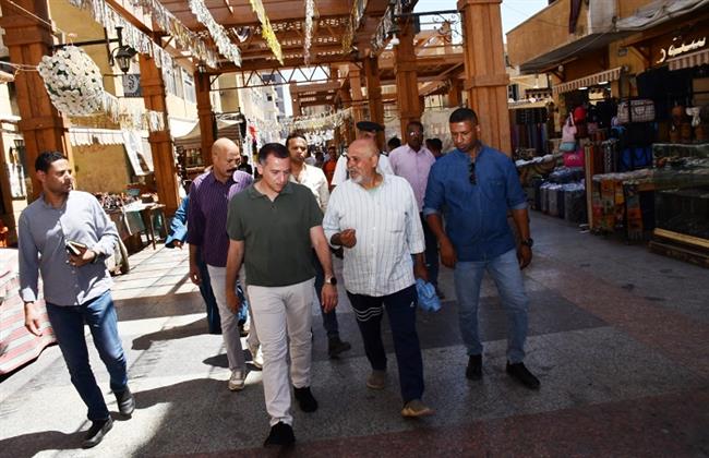 محافظ أسوان يشدد على التزام أصحاب المحال بخطوط التنظيم