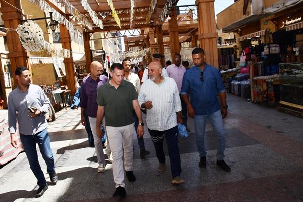 محافظ أسوان يشدد على التزام أصحاب المحال بخطوط التنظيم 