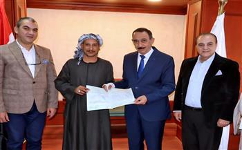 محافظ سوهاج يسلم أول عقدين عبر المنصة الوطنية لتقنين أراض أملاك الدولة