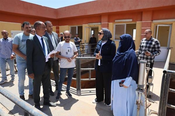 محافظ الوادي الجديد تبحث إجراءات الاستلام النهائي والتشغيل لمحطة مياه الشرب بباريس 