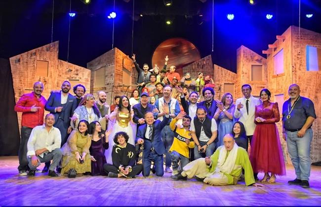 عرض «ابن الأصول» كامل العدد على مسرح ميامي بحضور رئيس قطاع المسرح