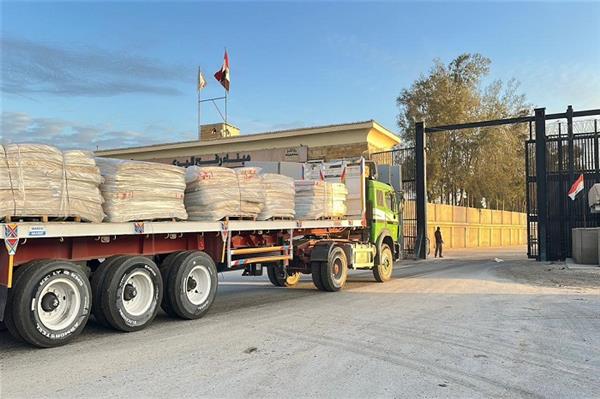 الهلال الأحمر المصري يدفع بـ 105 آلاف سلة غذائية عبر قافلة "زاد العزة" الـ 182 