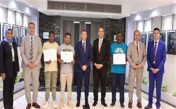 محافظ أسوان ومدير صندوق مكافحة الإدمان يسلمان متعافين من تعاطى المواد المخدرة عقود لإنشاء مشروعات تجارية