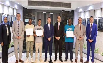 محافظ أسوان ومدير صندوق مكافحة الإدمان يسلمان متعافين من تعاطى المواد المخدرة عقود لإنشاء مشروعات تجارية