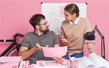 للموظفات.. لماذا يرفض البعض  النقد في بيئة العمل؟