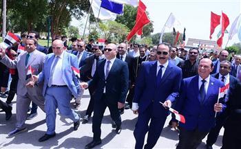 أعلام مصر تزين مسيرة وطنية يتقدمها محافظ سوهاج ورئيس الجامعة احتفالًا بتحرير سيناء 