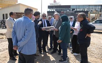 محافظ بورسعيد يتفقد سير العمل في تطوير ورفع كفاءة ساحة النصر بحي المناخ