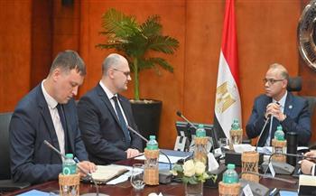 وزير الاستثمار  يبحث مع سفير بيلاروسيا تعميق التصنيع المحلي وتطوير الشراكات الصناعية والتبادل التجاري