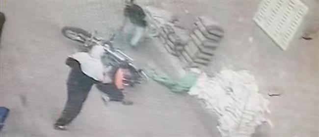 ضبط قائد دراجة نارية اصطدم بطفل وفر هاربًا في البحيرة 