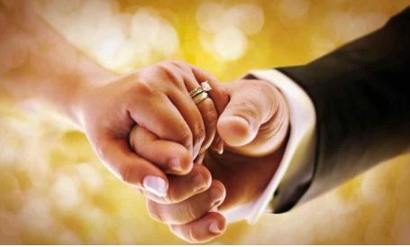 هل يجوز للحائض حمل حقيبة بداخلها مصحف؟.. أمينة الفتوى تجيب 