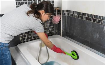 لتنظيف حوض الاستحمام بدون انحناء مؤلم.. اتبعي هذه الحيل