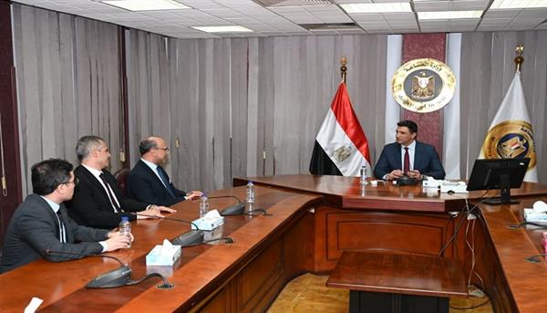 وزير الصناعة يبحث مع مجموعة صافولا للأغذية خطط التوسع في السوق المصري 