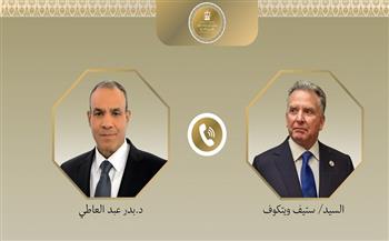 هاتفيًا.. وزير الخارجية يبحث مع المبعوث الأمريكي للشرق الأوسط مسار المفاوضات الأمريكية - الإيرانية 