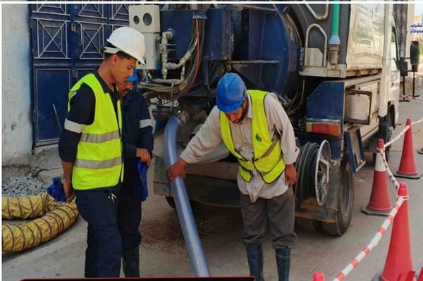 مياه سوهاج: تطهير شبكات الصرف الصحى ميكانيكياً ويدويا لمنع الطفح والانسداد 
