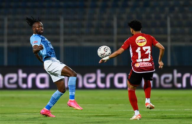 الدوري الممتاز.. انطلاق مباراة الأهلي وبيراميدز في قمة ساخنة