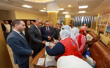 محافظ كفرالشيخ يتفقد مبادرة 100 مليون صحة للكشف المبكر عن الأمراض المزمنة مجانًا ويُجري الفحص الطبي 