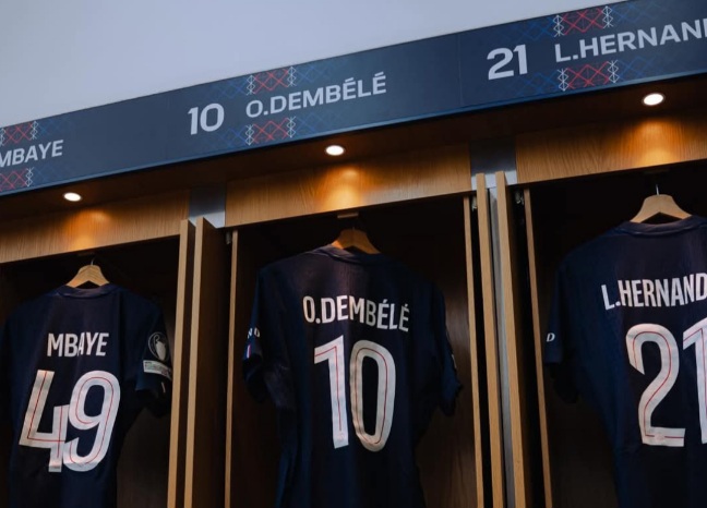 دوري أبطال أوروبا.. قمصان باريس سان جيرمان تزين الملعب قبل لقاء بايرن ميونخ 