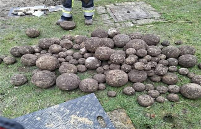 اكتشاف 500 قذيفة مدفعية حجرية من العصور الوسطى في مخبأ