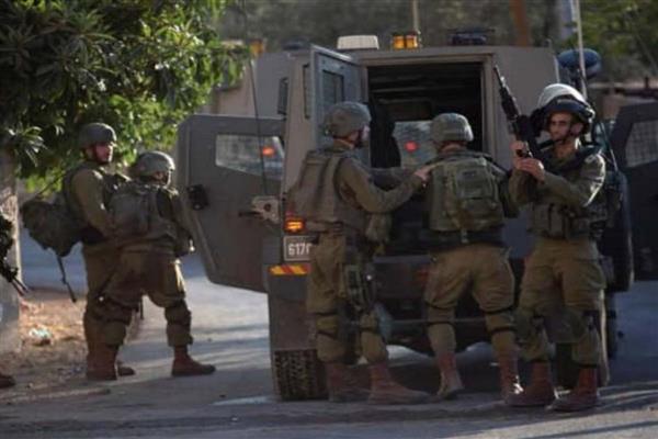 الاحتلال الإسرائيلي يشن حملة اعتقالات واسعة ويحتجز العشرات بالضفة الغربية 