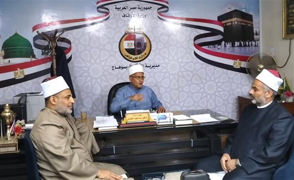 مدير أوقاف سوهاج يجتمع بمديري الإدارات لمتابعة سير العمل الدعوي والإداري 
