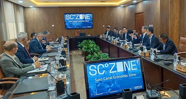 اقتصادية قناة السويس تبحث مع السفير الصيني فرص الاستثمار بالموانئ والمناطق الصناعية وتعزيز التعاون الثنائي 