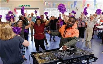لمكافحة شعور الوحدة.. حفل "دي جي" كبهر لكبار السن