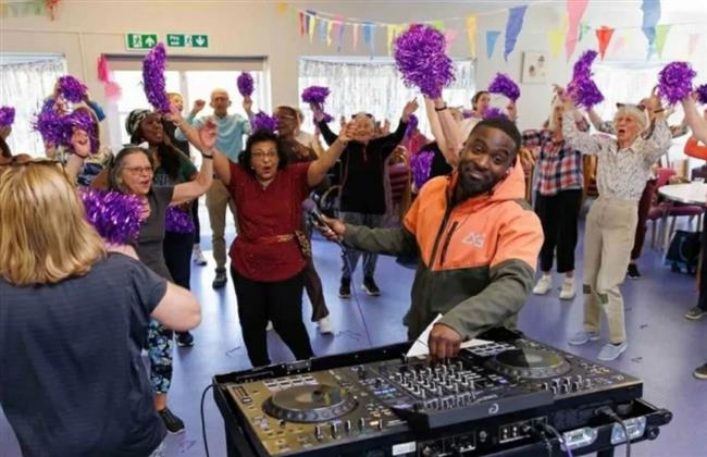 لمكافحة شعور الوحدة.. حفل "دي جي" كبهر لكبار السن