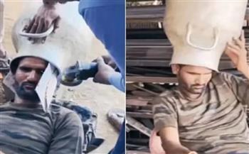 هندي تعلق رأسه في إناء حليب بعد محاولة للهروب من الحر