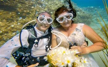 وسط ديكور استوائي.. عروسان يحتفلان بزفافهما تحت الماء