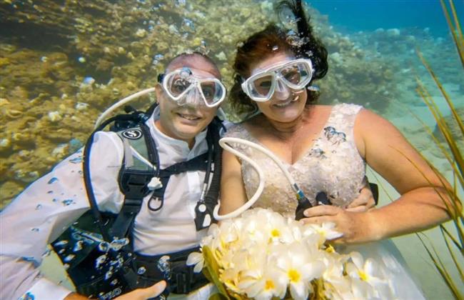 وسط ديكور استوائي.. عروسان يحتفلان بزفافهما تحت الماء