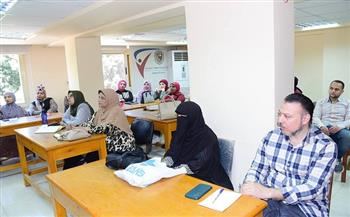 جامعة سوهاج تنظم برنامجًا تدريبيًا للعاملين بالإدارات المركزية والكليات لتطوير وتحسين الأداء الوظيفي